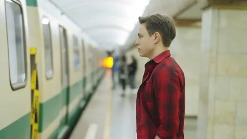 A man in the subway is waiting for the arrival of the train, goes, enters Stockbeeldmateriaal 209220709