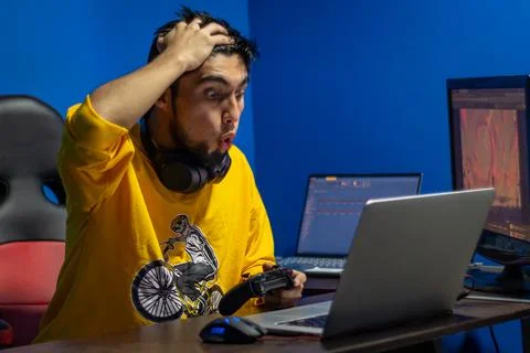 Man suffering while play videogames at home. Gamer and streamer. Stockfoto's
