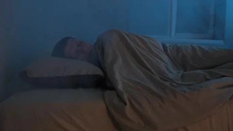 Man suffocates in bed from fire smoke Vídeo Stock 298518936
