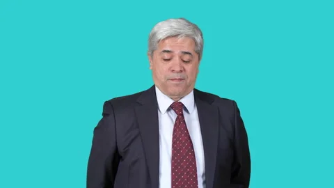 Man in suit looking up, approving. Stock-Footage 167916900