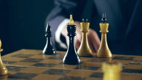 Man in a suit playing chess 動画素材 98927541