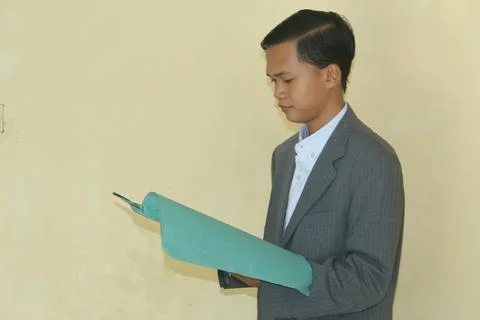 Man in suit reading folder Foto stock