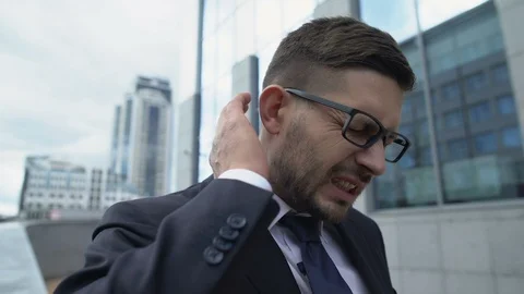 Man in suit suffering sharp neck pain outdoor, spinal diseases symptom, cramp Vídeo Stock 119286728
