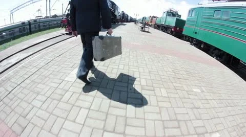 Man with a suitcase 库存影片 20635475