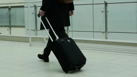A man with a suitcase on wheels. 库存影片 152853654