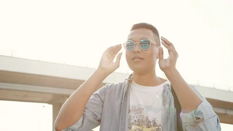 Man in sunglasses Stockbeeldmateriaal 129465797