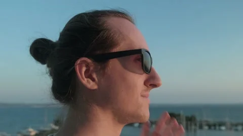 Man with sunglasses smiling. Vidéo 198848780