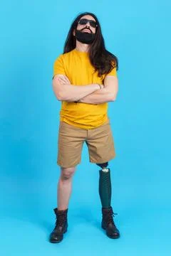 Man with sunglasses standing with a prosthetic leg Stock Photos
