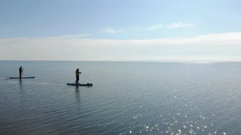 Man Sup-boarding in winter. Stand Up Paddle surfing Stockbeeldmateriaal 170543315
