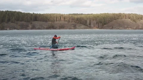 Man on supboard rowing intensely Stock Footage 189417656