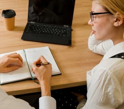 Man supervisor project coordinator talk to younger female coworker Foto stock