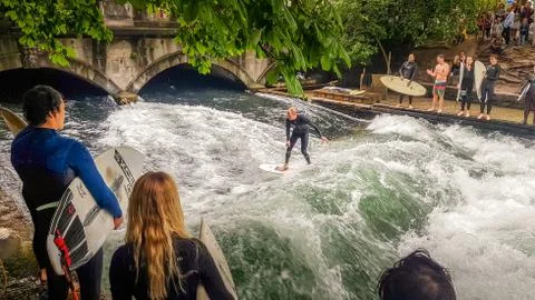 Man surfing in the Eisbach Wave, Munich, Germany Foto stock