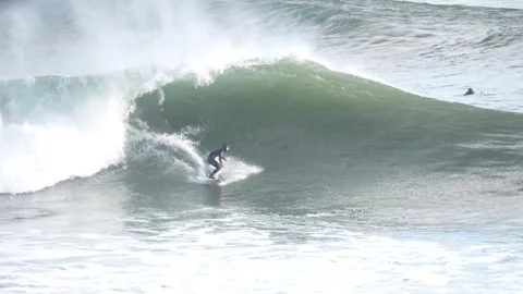 A man surfing a wave. Vídeos de archivo 303322494