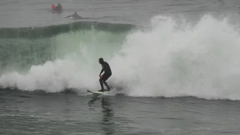 A man surfing a wave. Vídeos de archivo 320761867