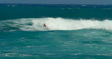 Man Surfs Large Wave in Crystal Blue Hawaii Ocean, Slow Motion Vídeos de archivo 127518115