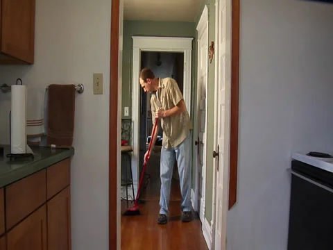 Man Sweeping Apartment Vidéo 31552301