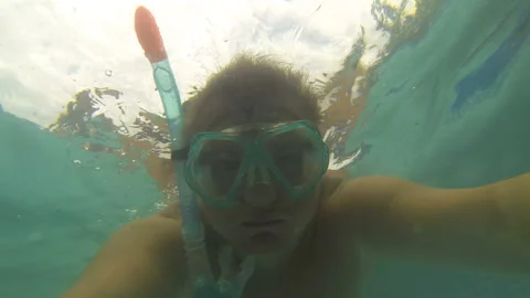 Man to Swim in the Pool Under Water Video stock 111422016