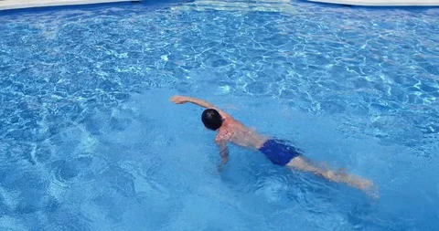 Man Swimming in a Clear Pool Video stock 110216114