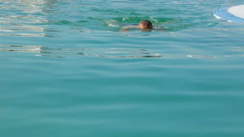 Man swimming in public pool 库存影片 96161802