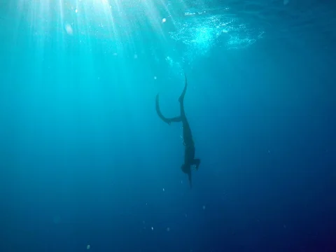 Man Swimming Underwater Stockbeeldmateriaal 76036059