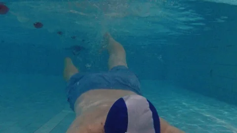 Man Swimming Underwater in Swimming Pool and Showing OK Signal with His Hand Vídeos de archivo 121084553