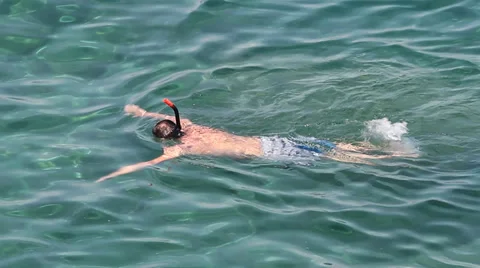 Man swimming in water Video stock 30717023