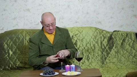 The man at the table with wine and candles did not wait for the woman to visit Stockbeeldmateriaal 122687732
