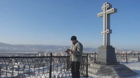 Man with tablet computer on the background of the urban landscape in winter Video stock 61179457