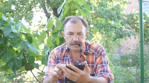 Man with tablet computer Stockbeeldmateriaal 25605419