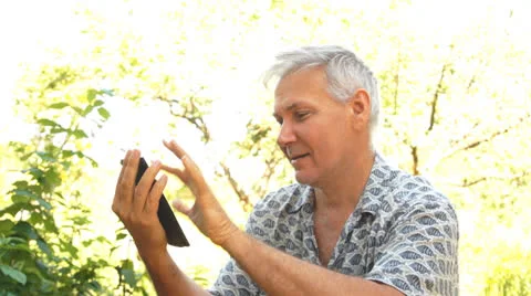 Man with tablet computer Stock-Footage 25844041