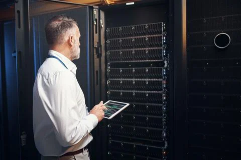 Man, tablet screen and rack inspection in server room for system health, ha.. 스톡 사진