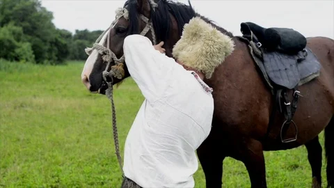 A man is tacking up a horse 動画素材 89022898