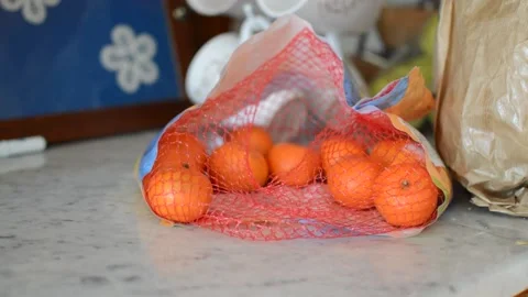 Man take some mandarins Video stock 163981162