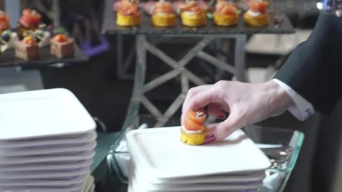 A man takes appetizers on a buffet table Vídeos de archivo 291930844