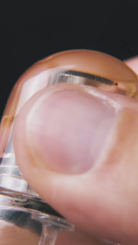 Man takes off cap from perfume bottle on dark background Vídeo Stock 317394024