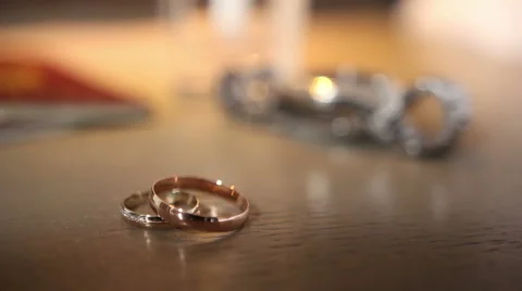 A man takes the clock 스톡 동영상 65395512