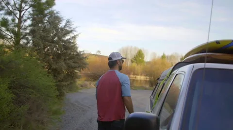 Man takes his paddle board of his truck Video stock 63385942