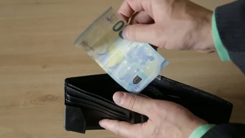A man takes out banknotes from a leather purse Vídeo Stock 77265170