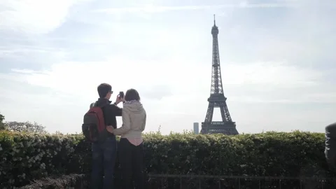 Man takes picture of Eiffel Tower with wife at journey Stock-Footage 151784620