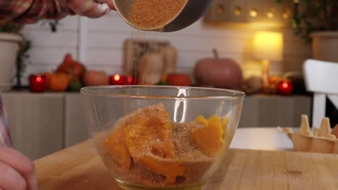 A man takes the pulp out of a pumpkin and puts it in a glass bowl to make pumpki 스톡 동영상 286104000