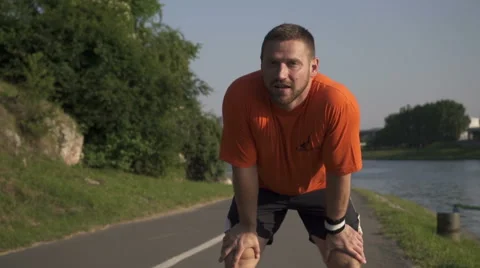 Man takes short break during jogging. Vídeo Stock 52695672
