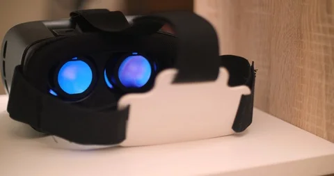 The man takes the virtual reality glasses from the shelf Vídeos de archivo 88061801