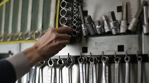 Man takes a wrench and hangs back Vídeos de archivo 59596004