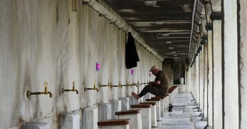 Man taking ablution in front of the Sultanahmet Mosque Stock-Footage 49096659