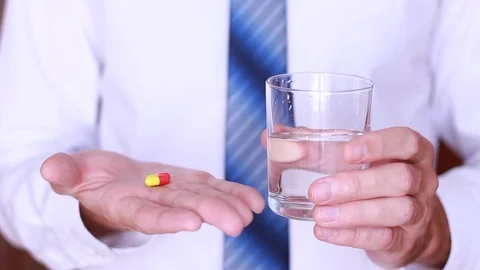 Man taking and swalling pills 動画素材 90442734