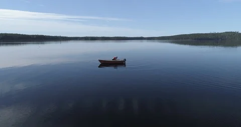 Man Taking Off With a Boat in the Middle of a Tranquil Lake in Summer Video stock 85889561