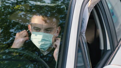 A man taking off his face mask and throwing it away. End, defeat the coronavirus Video stock 129172623