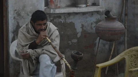 Man taking Hukka Vidéo 233698353