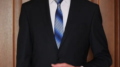 Man taking a necktie off 動画素材 70942958