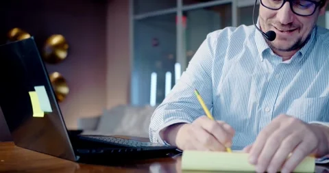 Man Taking Notes During Office Call Vídeos de archivo 323680541
